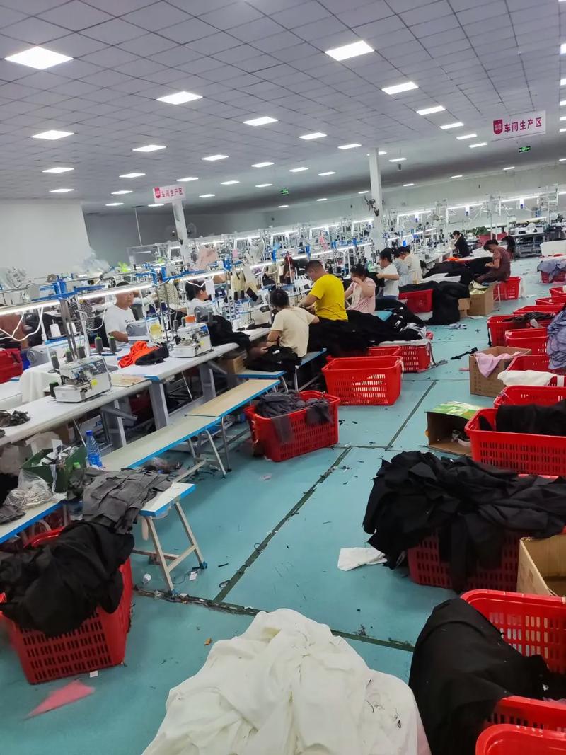 仙桃泓萬服飾 自產自銷工廠優勢，爆款棉衣返單熱銷